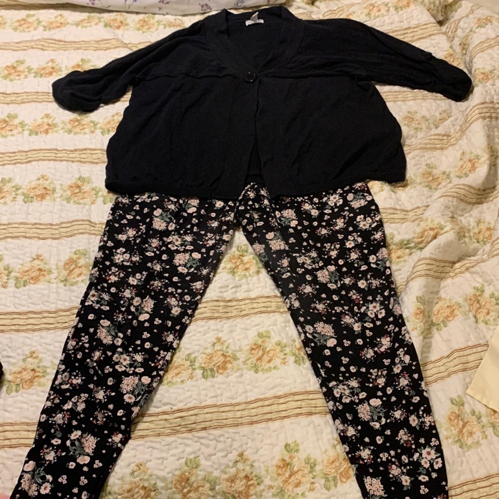 Super cute 🥰 top W/leggings - GENTLY USED!!